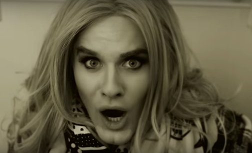Mann als Adele verkleidet